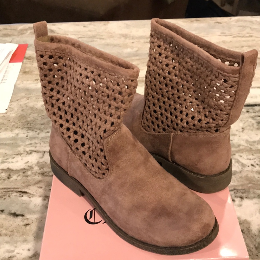 Mudd light brown suede boots